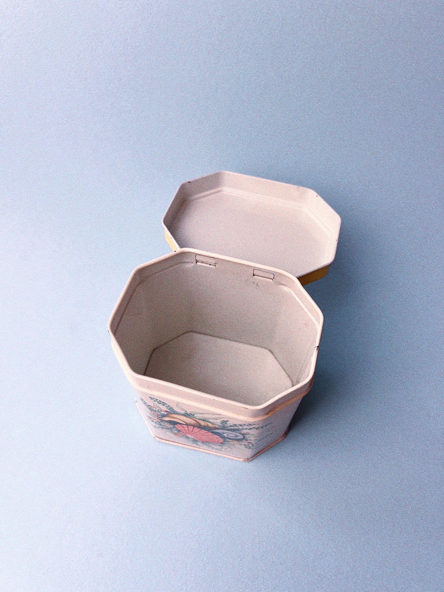 Vintage Seashell Tin